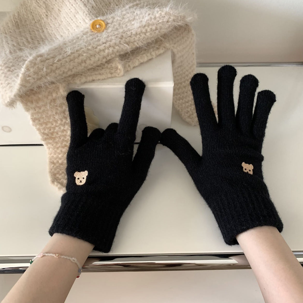 Five-finger Finger Embroidery Touch Screen Leakage Gloves